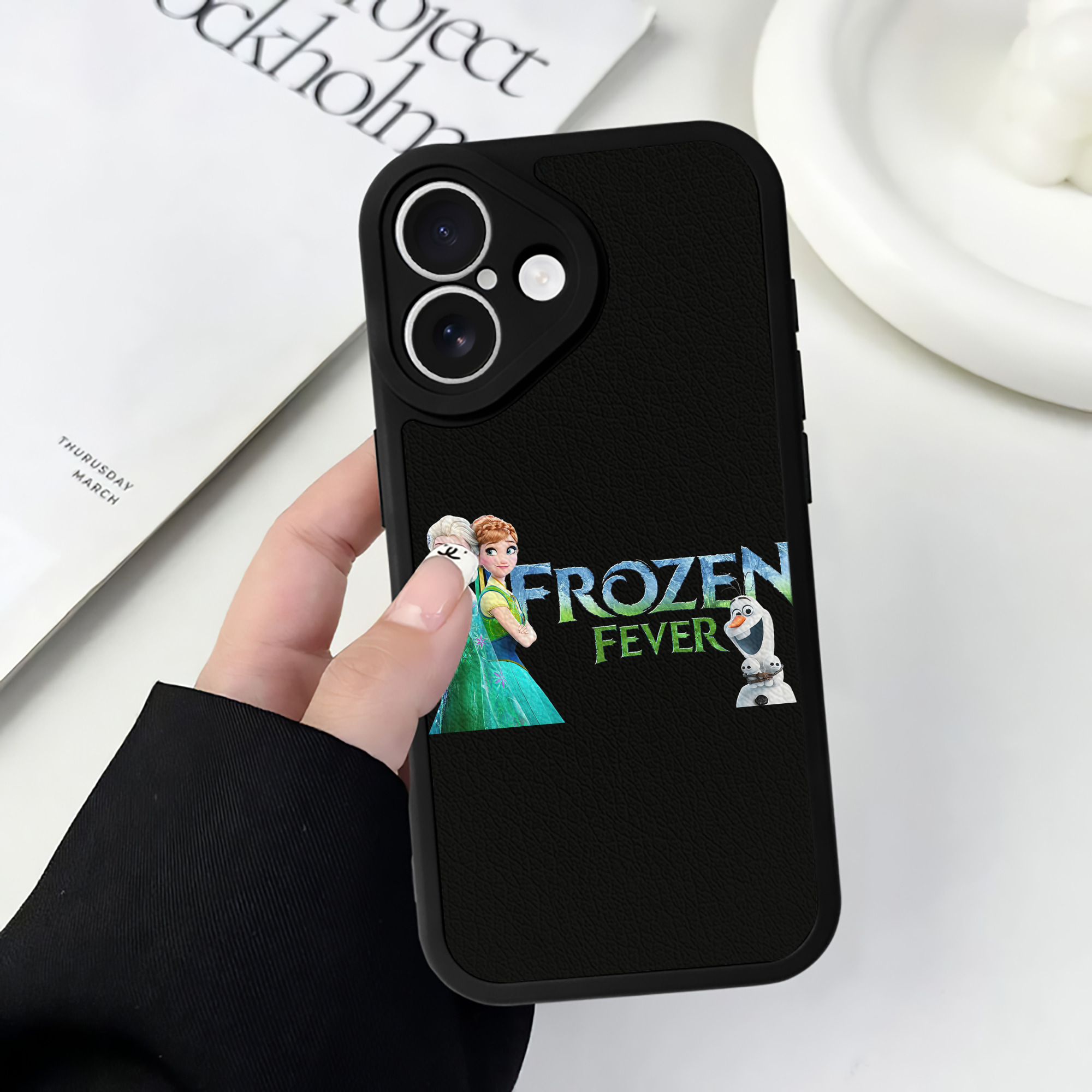（画像用） アナと雪の女王 アンナ エルサ Frozen Anna Elsa 【iPhone 16シリーズ対応】シリコンスマホケース（レザー調） 材質：シリコン